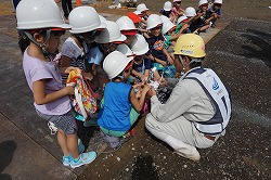 ドローンのコントローラーに興味津々の子どもたち