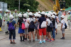 重機の説明を小学生が聞いている様子